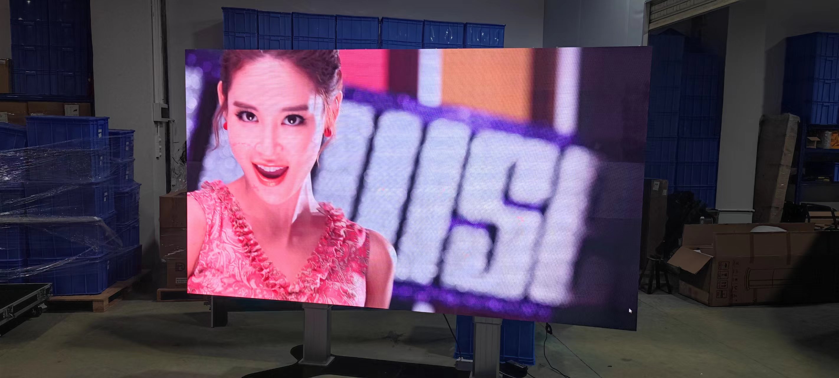 LED Screen TV Indoor 1.8 with electric lift and flightcase